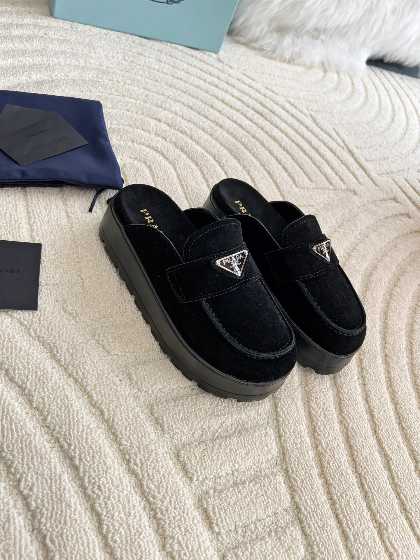 👟👟Ex-factory price 440👟👟 Prada/Prada 25ss summer new couple's beach thick-soled Birkenstock sandals. This shoe style is really a classic design that will not go out of style and is in line with everyone's current pursuit of comfortable and healthy wearing concepts. It is regarded by many domestic and foreign celebrities and fashionistas as an important choice for daily slippers. ✔Upper: imported super soft sheepskin ✔Inner lining: imported sheepskin ✔Hardware: Original molded split hardware ✔Outsole: Ultra-light, wear-resistant and non-slip foam sole ✔Number of yards: 35~40 (custom-made 40 pieces are non-refundable)
